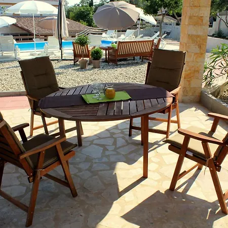 Seaside With A Swimming Pool Posedarje, Novigrad - 6162 *