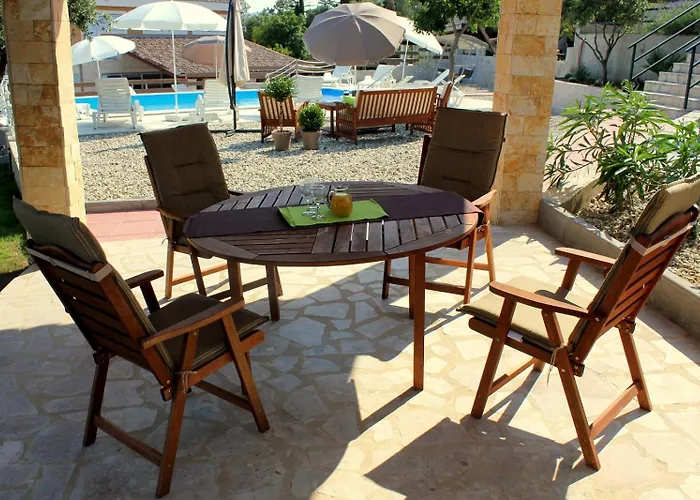 Seaside With A Swimming Pool Posedarje, Novigrad - 6162 *